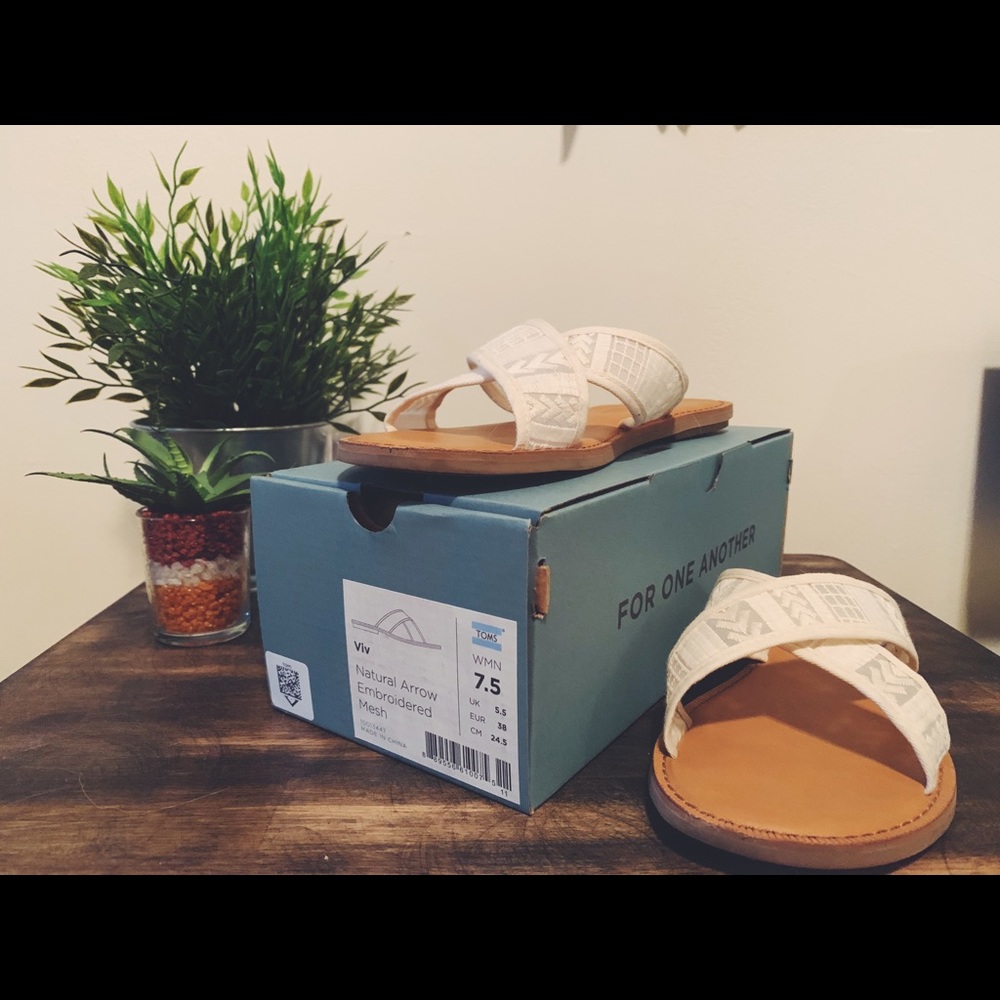 TOMS Viv Natural Arrow Embroidered Mesh NWB